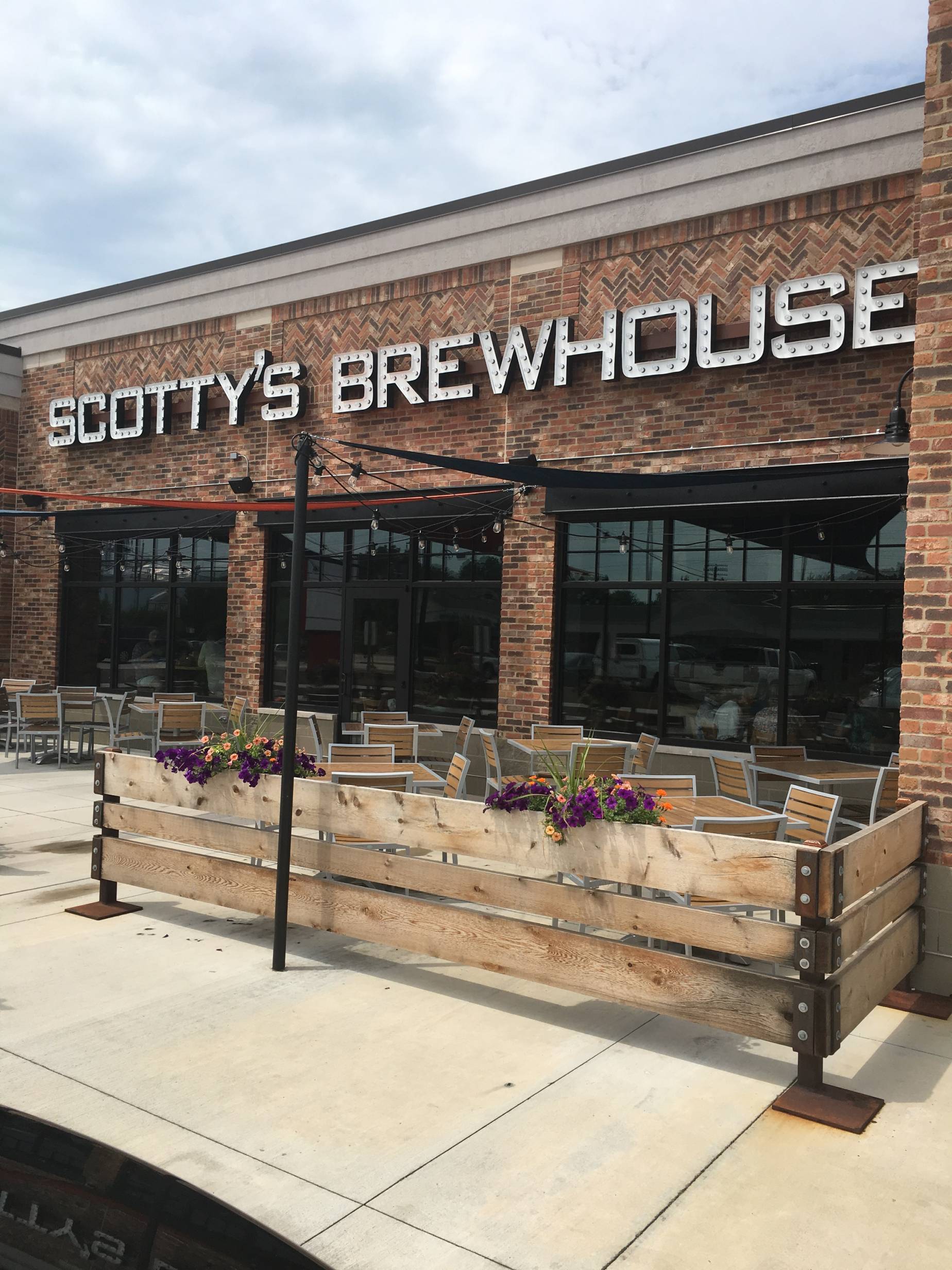 Scotty’s Brewhouse has burgers, beer, and bar fare